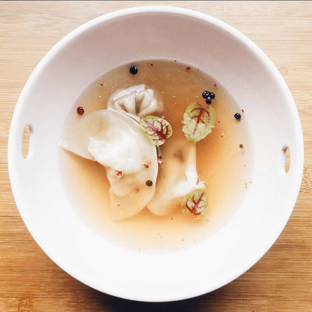 Ravioles de faux-gras dans leur bouillon de thé fleuri
